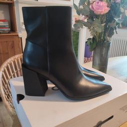 Brand new, never worn women's boots

Brand: Aldo
Product name: Gina
Size:7

Collection from IG1 or happy to deliver within local area
