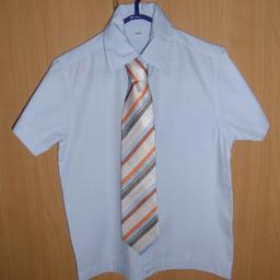 Kurzarm-Hemd mit Krawatte Gr. 122/128 in hellblau von C&A, Krawatte gestreift, Hemd: 100 % Baumwolle, wurde zur Erstkommunion getragen
Privatverkauf - Postversand möglich