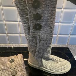 UGG AUSTRALIA Classic Cardy Knit Woollen Women's Boots Grey UK 4.5 Immaculate
Size 4.5 uk 
In very good condition
Please see photos for description
Viewing welcome