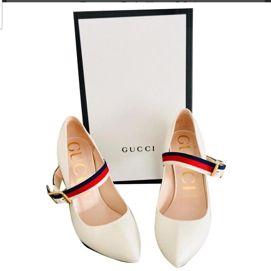 women's a grosgrain Web strap pays homage to Gucci past first inspired by the start secured the saddle to horse.The strap decorates the front of these point toe high-heel pumps. White leather sylvie web Antique gold.it's worn once you can see in the picture
Serial number is. 475085 CQXS0 9082.
Size 38+.and UK 55.
Colour is cream.