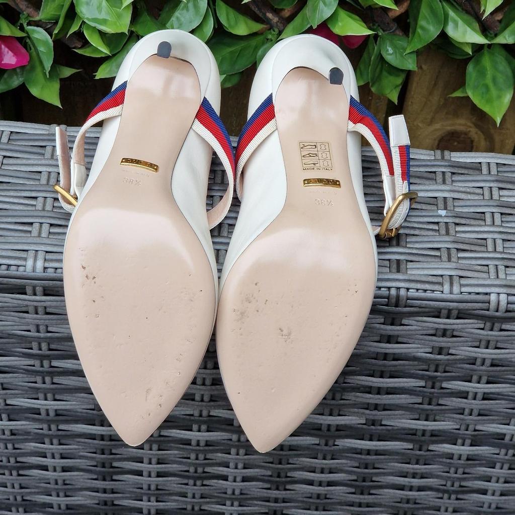 women's a grosgrain Web strap pays homage to Gucci past first inspired by the start secured the saddle to horse.The strap decorates the front of these point toe high-heel pumps. White leather sylvie web Antique gold.it's worn once you can see in the picture
Serial number is. 475085 CQXS0 9082.
Size 38+.and UK 55.
Colour is cream.