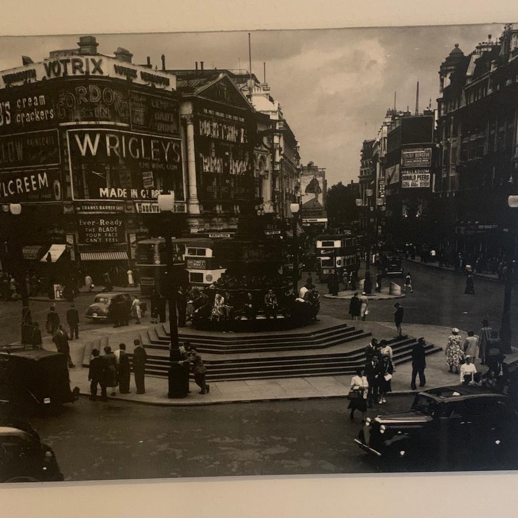 Large black and white canvass of old time London free