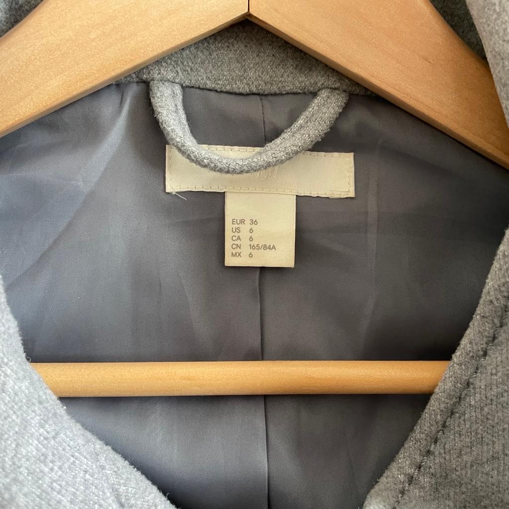 Trenchcoat von H&M in der Gr. 36

Zwei seitliche Taschen u. leichtes Innenfutter

Farbe hellgrau

Fleckenlos u. unbeschädigt

Paypal vorhanden
Versand 4.80€