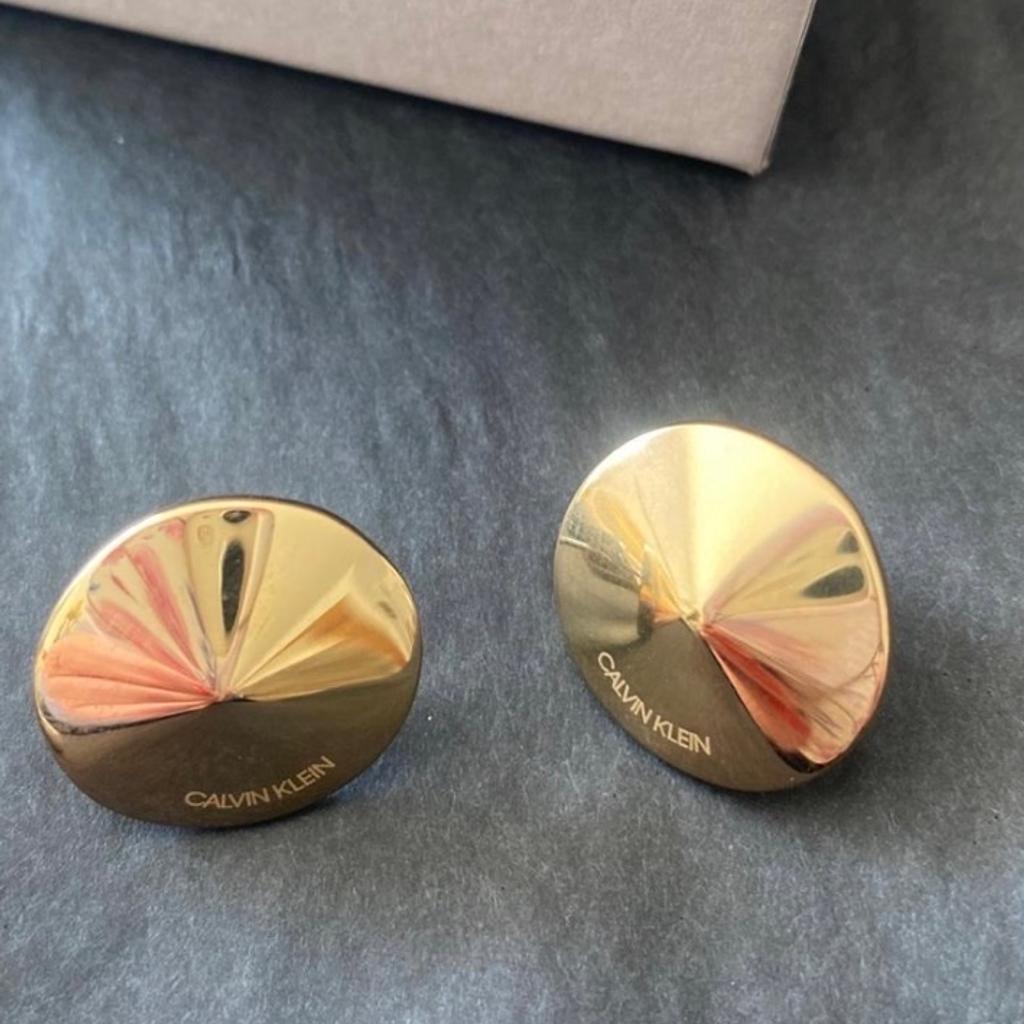 Here I have a pair of gold tone GENUINE Calvin Klein pierced Earings . Both earrings have the inscription Calvin Klein. New never been worn. Come with pouch & box & instructions book. Would make the perfect valentines present 🎁 Collection only or can deliver locally for fuel. No offers thanks as iv priced these fairly thanks