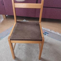 Ich verkaufe einen kleinen Kinderstuhl aus Holz.
Sitzhöhe: 34cm
Sitztiefe: 32cm
Sitzbreite: 32cm
Gesamthöhe: 60cm
Beachte meine restlichen Angebote. 