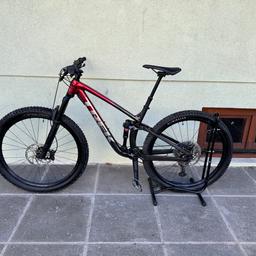 Verkaufe mein TREK Fuel EX 8 Fully Mountainbike aus 2021 (Gen 5).

Größe: M/L (bin ca. 175 cm groß, hat genau gepasst!)

Die technischen Daten sind auf den letzten Bilder angeführt, bei weiteren Fragen gerne Bescheid geben oder auf der TREK Webpage die Details nachlesen.

Ich verkaufe das Rad da ich das Mountainbiken aufgebe.
Bin seit Kauf des Bikes 2021 ein paar Mal gefahren, Services wurden immer in der Werkstatt durchgeführt - der letzte Service wurde gerade erst erledigt, die Rechnung dazu ist vorhanden.

Der Hinterreifen wurde 2022 erneuert und erst einmal gefahren, die Schläuche vorne und hinten sind komplett neu.

Das Mountainbike wurde natürlich genutzt und hat dementsprechend Gebrauchsspuren, jedoch keine Beschädigungen!

Pedale, sowie der am Foto ersichtliche Radständer sind dabei!

Abholung in Villach.