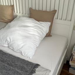 Bettgestell von Ikea. Weiß.
180x200 cm.
Leichte Abnutzung auf der linken Bettkantenseite und kleine Macke 2 mm am Kopfteil, siehe Fotos