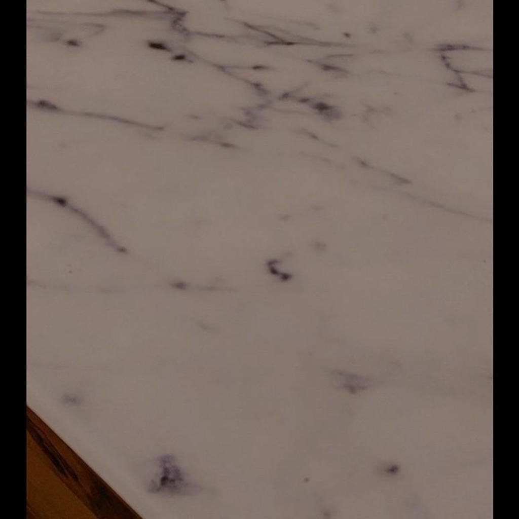 Tischplatte: Weiß in Marmoroptik, matt
Gestell: Messingfarben in Gold
Maße: 80x80x45 cm. Diagonale 112 cm