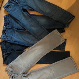 Das Paket mit 4 Jungenjeans besteht aus 3 blauen Jeans von H&M und einer Jeans von S.Oliver in grau.
Alle Hosen sind im Bund weitenverstellbar.