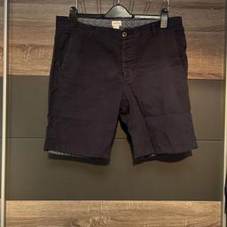 Men’s H&M Navy Chino Shorts.

Hidden Button missing but spare button attached to label. Size 38 waist NOT LARGE 