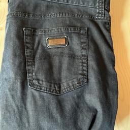 Verkaufe neuwertige Jeans Hose in Größe 40 für Herren. Die Hose ist einwandfrei hast keine Schäden. Marke ist Armani baldessarini