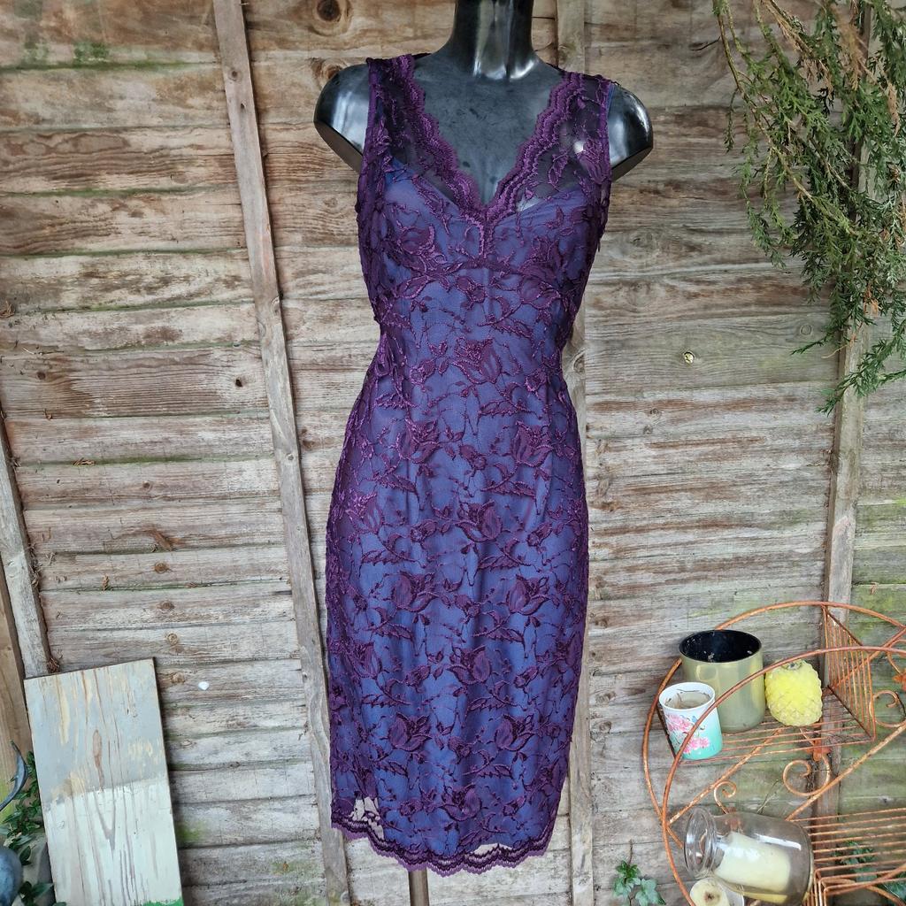 Vintage 1990s Dorothy Perkins fitted
midi shift dress. Blue with purple sheen attached under slip dress. Purple floral lace top layer. Scalloped hemline and V-neckline. Zip up side.
Label says size 12
Chest measures 38"
Waist measures 30"
Length 42"
52% viscose 48% polyester
Lining 63% acetate 37% viscose
One of the inside fabric shoulder loops that attach to the slip has come away.