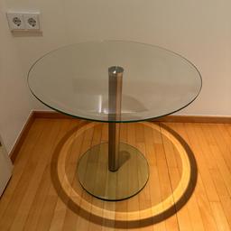 Runder Beistelltisch
aus Glas
Maße: Durchmesser: 57cm H: 53cm
