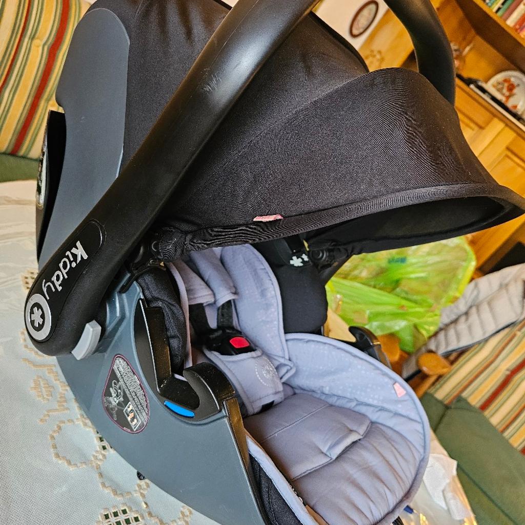 Autositz von Kiddy ( Evolution Pro 2) blau
wenige Male benutzt, sauber, keine Mängel.

Ein Autositz, der auf einer ISOFIX-Basis oder am Sicherheitsgurt befestigt wird. Der Kiddy Evolution Pro 2 hat einen gerippten Hightech-Rahmen und eine starke Schale, die Ihr Kind bei einem Aufprall schützt. Das innovative Lie-Flat-System ermöglicht es Ihnen, eine Liegeposition zu wählen, wenn der Sitz am Kinderwagengestell montiert ist

von der Geburt bis 15 Monate

für Kinder mit einer Körpergröße von 45-83