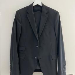 Verkaufe einen Männer-Anzug von Zara in schwarz, Black Tag, kaum getragen daher neuwertig

Größe 48
Hose Größe 40

Es befindet sich auch ein Hemd in meinen weiteren Anzeigen.

Privatverkauf, keine Rücknahme, Garantie oder Gewährleistung
