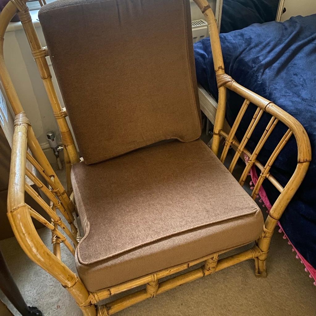 Great chair for sitting room or garden shed altana, veranda. Solid Lasted very long time with me and still great condition