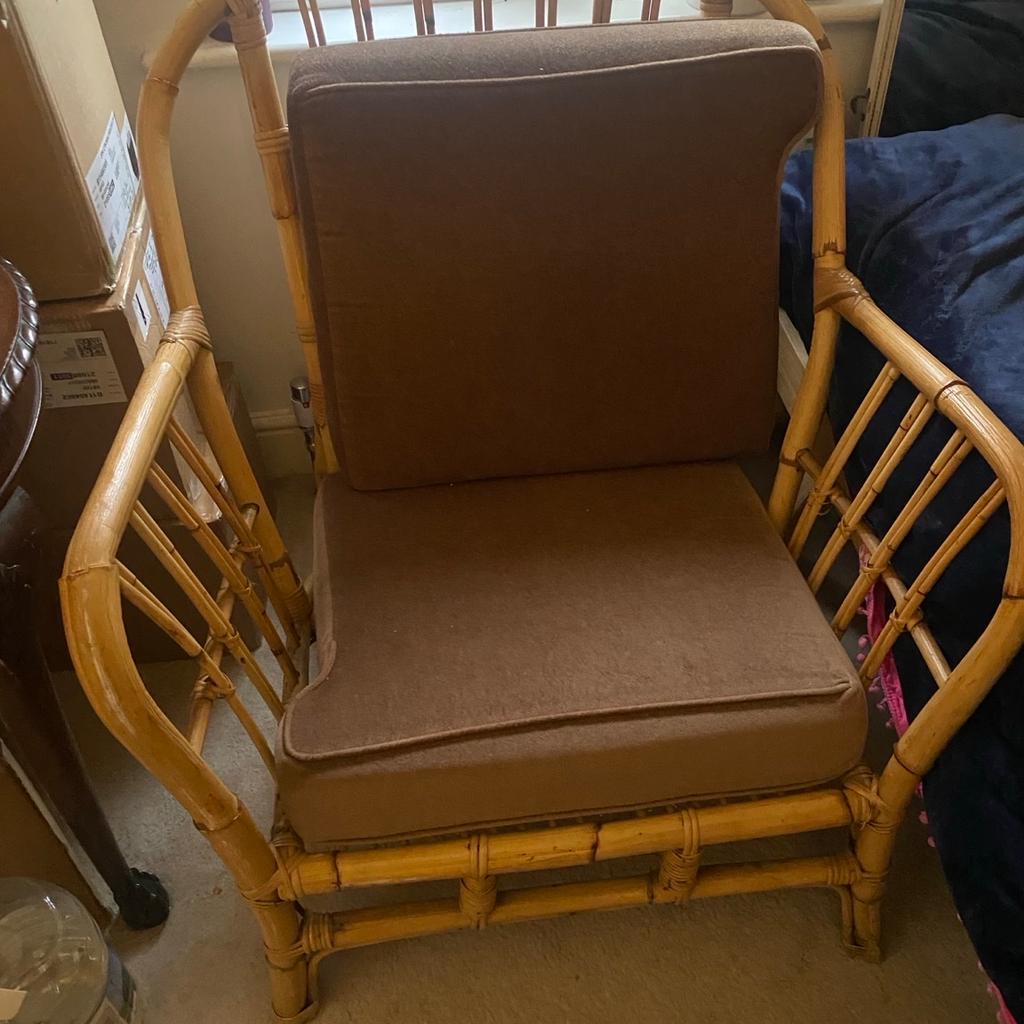 Great chair for sitting room or garden shed altana, veranda. Solid Lasted very long time with me and still great condition