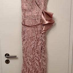Nur einmal getragen
Wurde von einer Boutique aus Schweden bestellt (SE.Fashion)

Sehr hochwertiges Material und wunderschöne Spitze !
Farbe ist rosé farben

Kaufpreis war 450€

#verlobung #verlobungskleid #abendkleid #hochzeit #ballkleid #schweden #langeskleid
#teranicouture