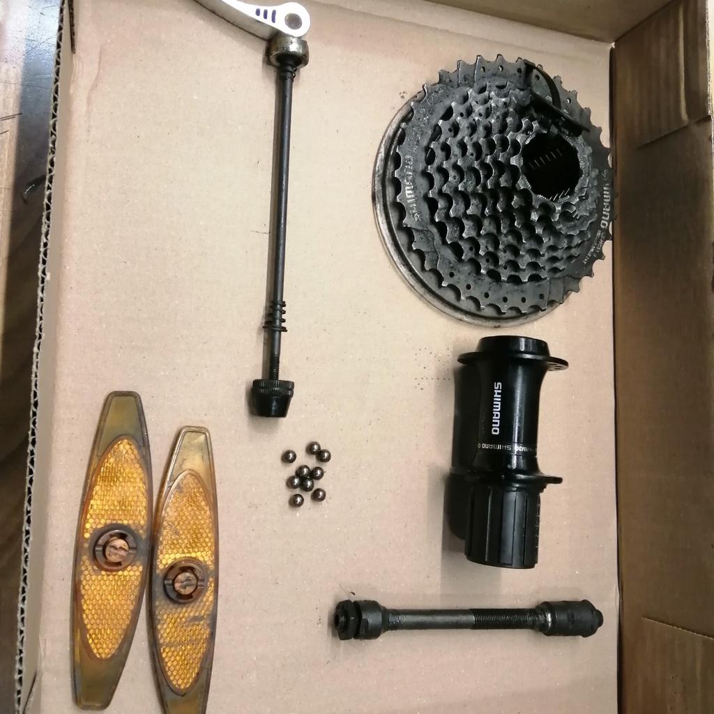 SIMANO REAR HUB AND ALL IT'S PARTS.
HUB IS A VIAM FH-RM30 IN GOOD CONDITION.
AND THE CASSETTE IS A HG3 1-8 MEGARANGE 34T, ALSO IN GOOD CONDITION, ALL THE OTHER PARTS WHICH WILL COMPLETE THE WHOLE REAR HUB, INCLUDING THE QUICK WHEEL RELEASE LOCK.
