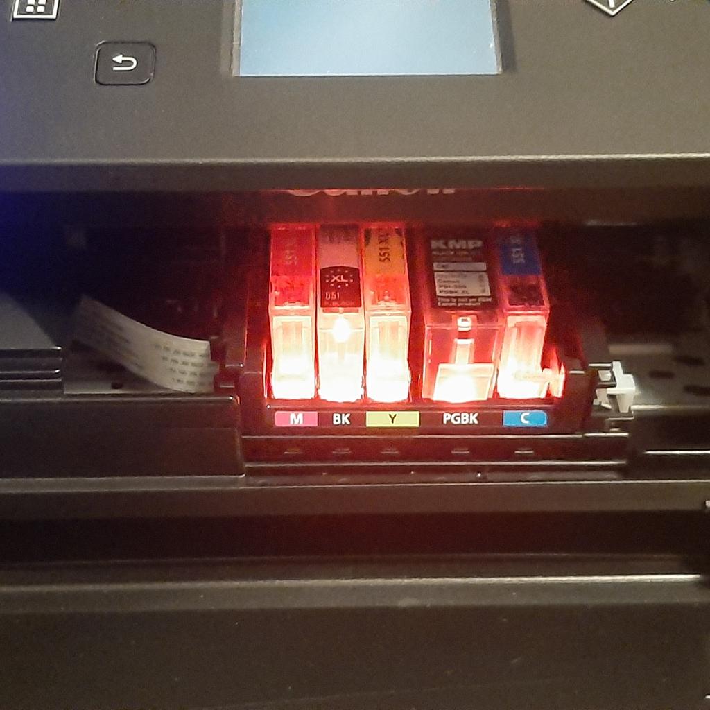 Gut erhaltenen Canon Pixma MG6650 Multifunktions Drucker
Drucker Scanner Kopierer in einem

Tintenset jeweils

3x die Große Schwarz

3x die kleine Schwarz

2x Blau

2x Rot

2x Geld

im Drucker sind auch Patronen davon sind aber 3 Leer

Drucker druckt wieder gut neuer Druckkopf dabei

Preis ist verhandelbar