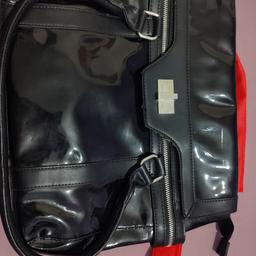 Handbag- unbranded. 
Good condition- has 1 stain/ crease marks due to being kept in storage.