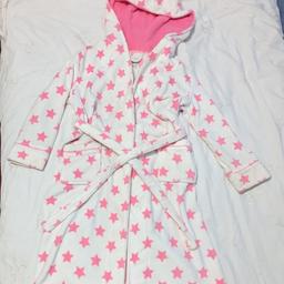 Brand new white and pink star patterned dressing gown, super soft loungewear material.

Size Small (6-8). But can fit up to size 10-12.

Has a small mark on the sleeve from hanging (as shown in photos) but not noticeable, and can easily be washed off.

#bathrobe #nightwear #dressinggown #nightgown #hotpink #loungewear #lounge