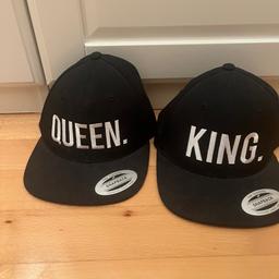 Verkaufe hier zwei schicke King & Queen Caps in neuwertigem Zustand hinten zum Verstellen

Versand innerhalb Deutschland möglich

Keine Rücknahme oder Umtausch da Privatverkauf