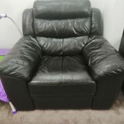 Leather single recliner armchair
Manually operated for reclining
No tears or cuts
In good condition
Collection only