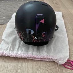 Schwarzer Helm für Ski / Snowboard von Roxy

Gut erhaltener Helm
An der Seite kannst du deine GoPro befestigen
Die obere Schicht vom Helm hat einen leichten klebrigen Film
58cm