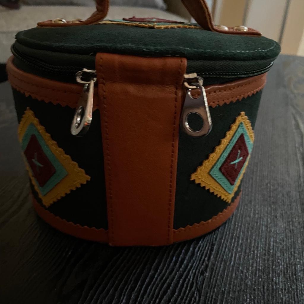 A beautiful ethnic style storage case
Jewellery, watches, personal items
Bottle green velvet with coloured detailing
Tan trimming
Black velvet interior
Mirror inside lid
Tan handle
Brand new
So cute!
Selling cheap