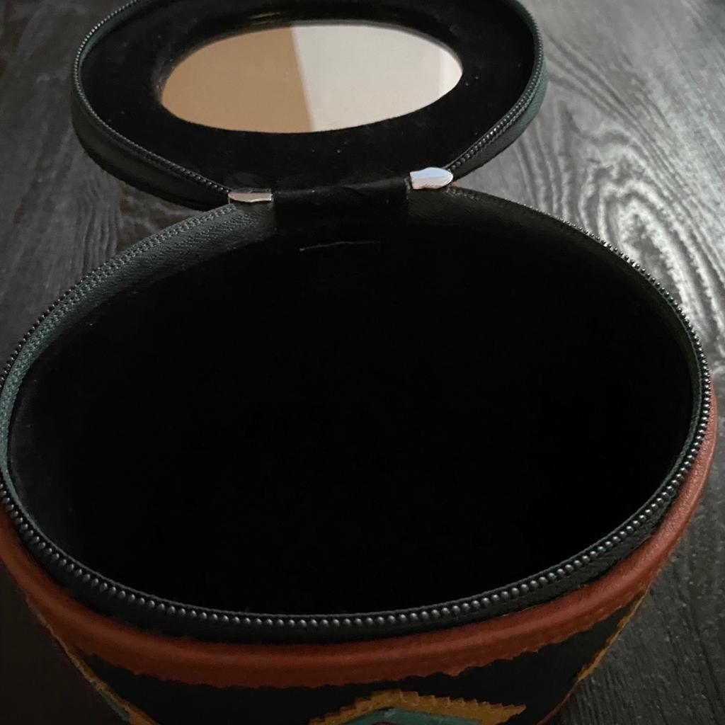 A beautiful ethnic style storage case
Jewellery, watches, personal items
Bottle green velvet with coloured detailing
Tan trimming
Black velvet interior
Mirror inside lid
Tan handle
Brand new
So cute!
Selling cheap