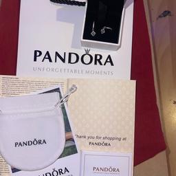 Pandora Ohrringe S925 hängender Stein Funkelnd
Neu , mit Box , Beutel und allem weiteren