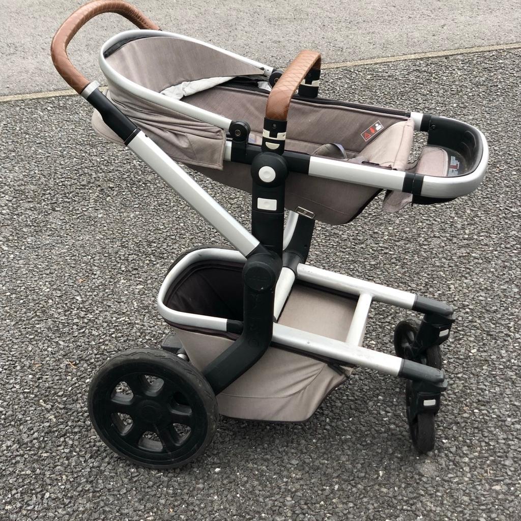 Joolz- Kinderwagen

Nutzbar als Buggy oder als Babywanne (lässt sich in Babywanne umbauen).

Mit dabei sind praktische Maxi Cosi Adapter.
