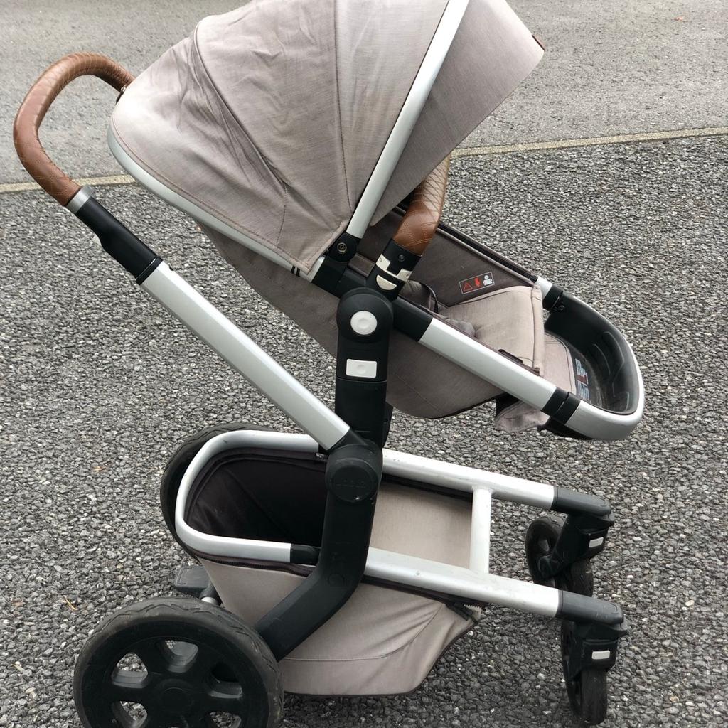 Joolz- Kinderwagen

Nutzbar als Buggy oder als Babywanne (lässt sich in Babywanne umbauen).

Mit dabei sind praktische Maxi Cosi Adapter.