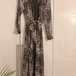 Nice long shirt dress. Animal print 
Easy to wear as a casual with trainers. It is perfect out fit.