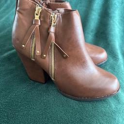 Selling BNWT tan pair of boots originally from new look. Has gold zip detailing with inner zips for easy to put on and take off. Perfect to wear under a dress or pair of jeans. Size 6 (wide fit)
