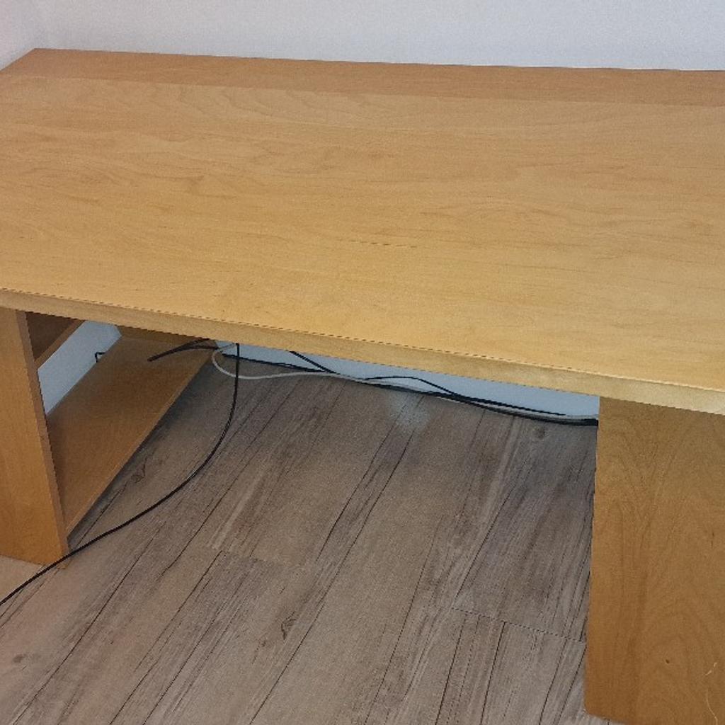 Verkaufe einen gut erhaltenen Schreibtisch von Ikea in Birke. Die Arbeitsplatte nennt sich Vika Grevsta. Die Tischbeine (Böcke) sind aus der Reihe Vika Fagerlid und in der Farbe Birke.

Unsere Sachen stammen aus einem tierfreien Nichtraucherhaushalt!

Gebrauschsspuren sind sichtbar da ich diesen Tisch seit knapp 17 Jahren habe.