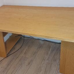 Verkaufe einen gut erhaltenen Schreibtisch von Ikea in Birke. Die Arbeitsplatte nennt sich Vika Grevsta. Die Tischbeine (Böcke) sind aus der Reihe Vika Fagerlid und in der Farbe Birke.

Unsere Sachen stammen aus einem tierfreien Nichtraucherhaushalt!

Gebrauschsspuren sind sichtbar da ich diesen Tisch seit knapp 17 Jahren habe.