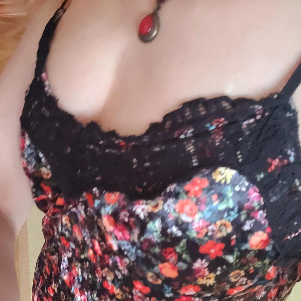 Wunderschönes Sexy-Kleid für den Sommer mit süssem Blütenmuster.