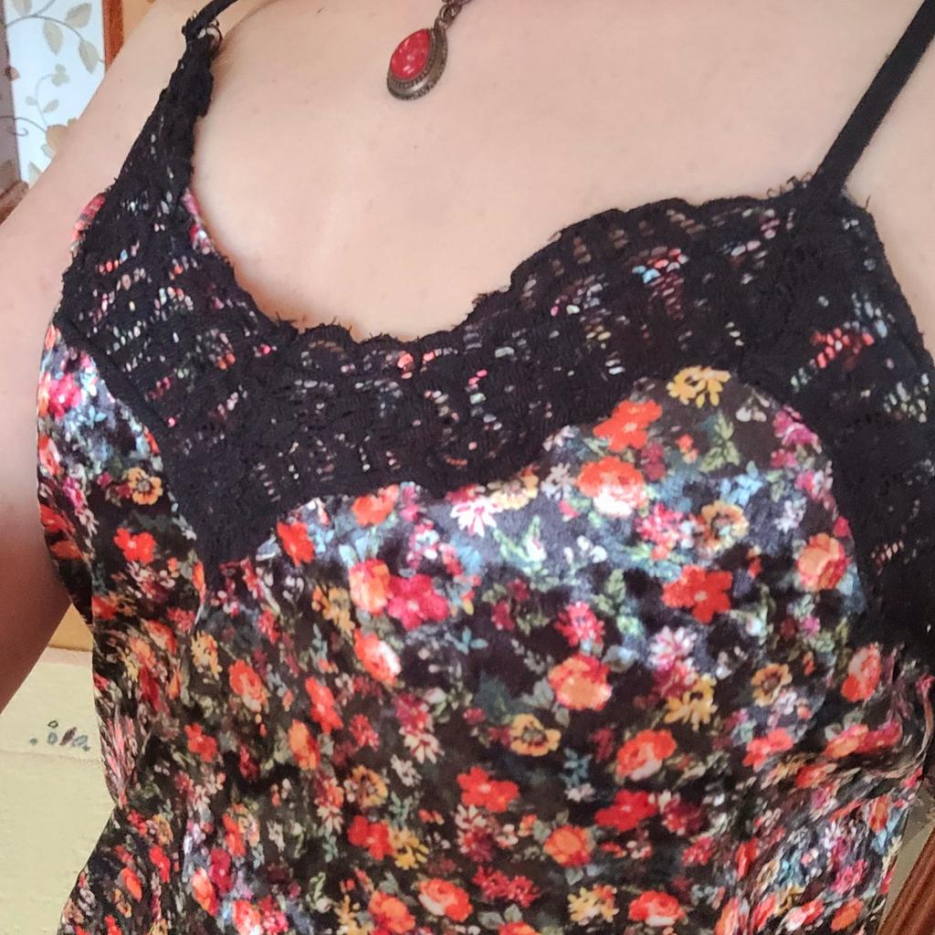 Wunderschönes Sexy-Kleid für den Sommer mit süssem Blütenmuster.