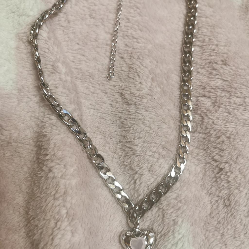 Choker Schlüsselbeinlänge
Silbernfarbige Edelstahl Halskette
Versand möglich 4.50€)