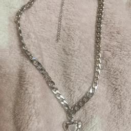 Choker Schlüsselbeinlänge
Silbernfarbige Edelstahl Halskette
Versand möglich (1.70€/4.50€)