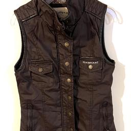 Hi ladies welcome about this great looking style Horseware Waxed Cotton Gilet Vest Size Uk 6 in very good condition thanks