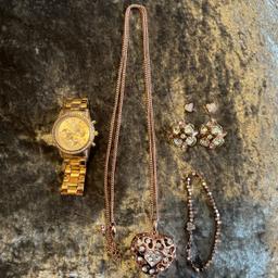 Rose gold accessories bundle buy 

* watch with date and 24hr dial diamanté around the face of the watch 
* pen with diamanté 
* long chain 
* 2x earrings & bracelet

#jewllery #rosegold