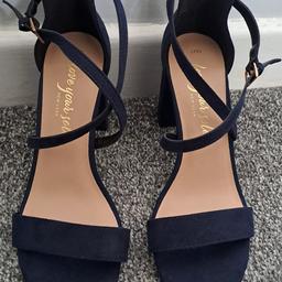 BRAND NEW. Excellent condition.
Never been used before.
Size: 7 UK women's (can also fit size 6 as I'm size 6)
Fits wide fit too.
Colour: Navy Blue
Beautiful block strappy heels. Perfect for any occasion.
Collection only.
Can post if postage costs are covered.