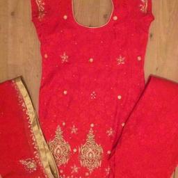 Good condition as shown in pics
Embroidery suit with Salwar & Dupatta
Size Approx 10-12
Kameez Length approx 36
Chest approx 38
Salwar Length approx 40

ONLY POSTING OUT
