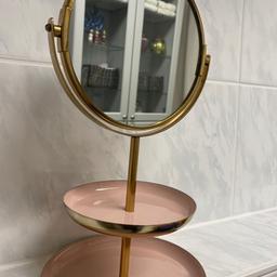 Goldene Ränder
Zwei rosa Ablageflächen
Beidseitiger Spiegel ohne Kratzer
Orginalpreis lag bei 24,99 €
VB