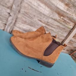Primark size 3 ankle desert boots. Tan brown faux suede. Dark brown elasticated side inserts. 
Back heel of style is a little worn. 
Good worn condition.