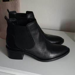 Clarks Women's ankle boots with detailed studs on the sides.
Excellent condition, only wore them a few times
Size uk 7