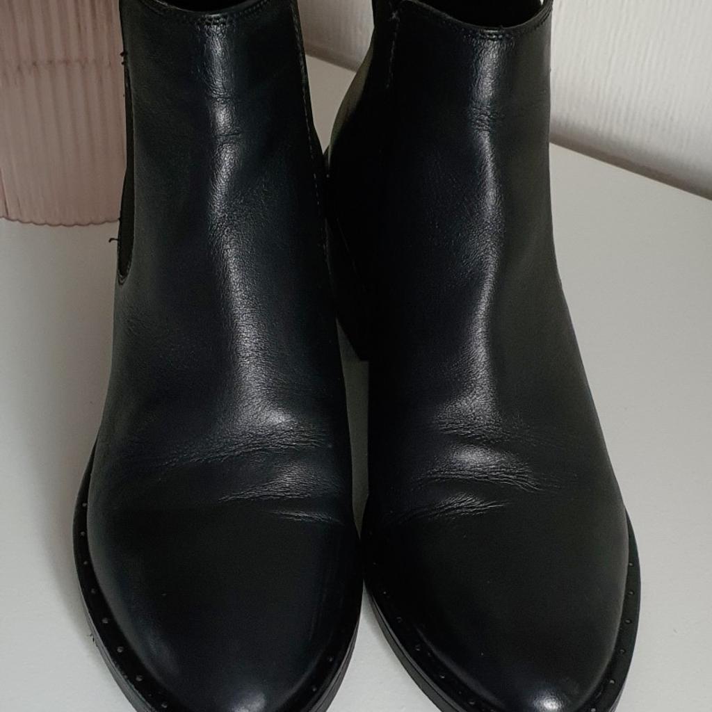 Clarks Women's ankle boots with detailed studs on the sides.
Excellent condition, only wore them a few times
Size uk 7